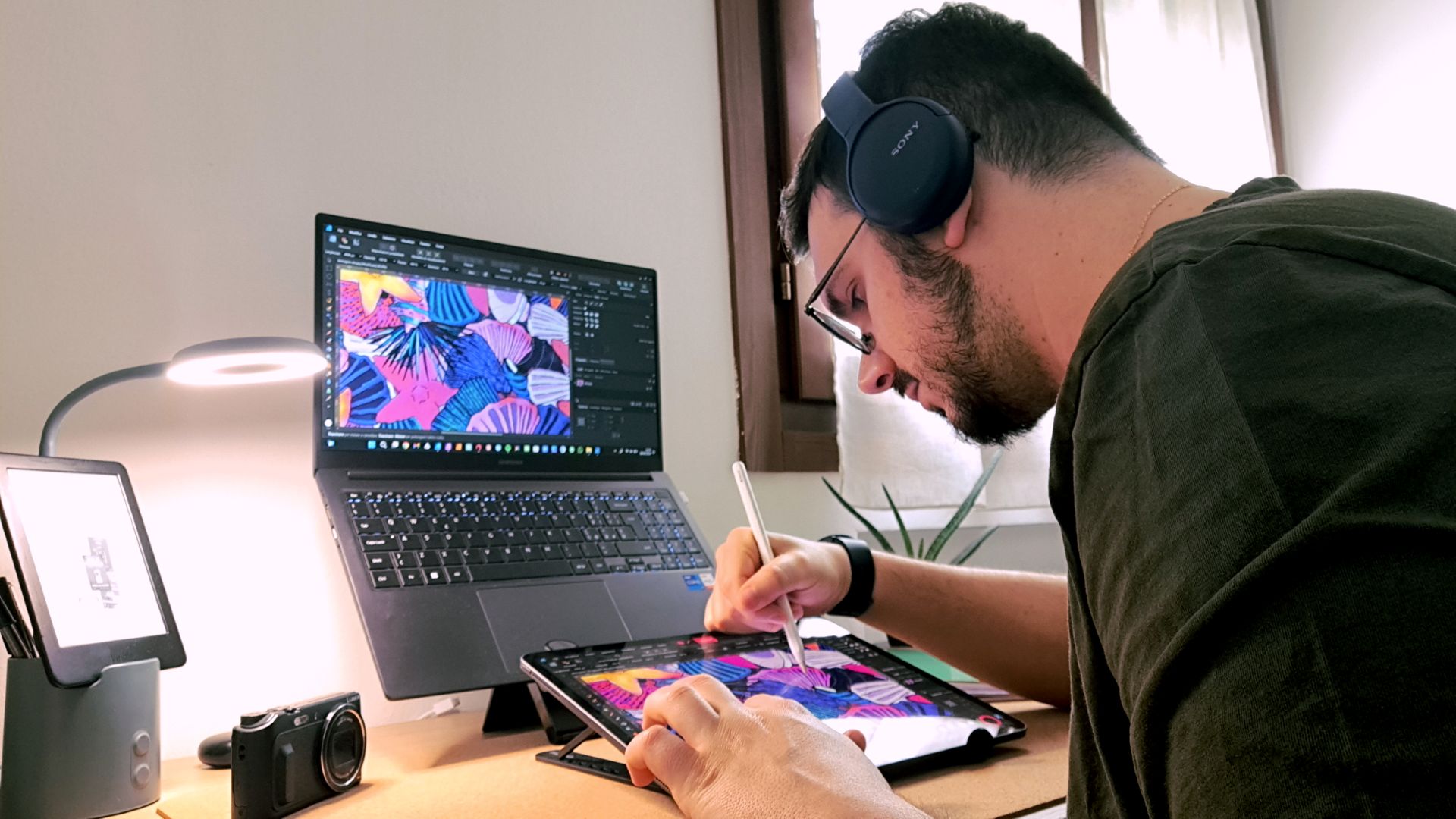 Simone Torre illustratore e graphic designer di Illustrawaves al lavoro su progetti di design e illustrazione