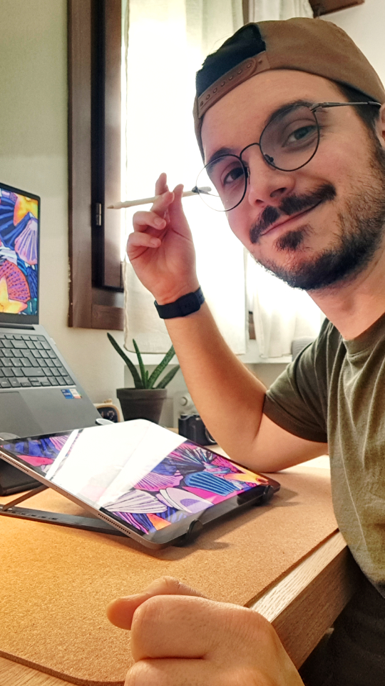 Simone Torre illustratore e graphic designer di Illustrawaves al lavoro su progetti di design e illustrazione