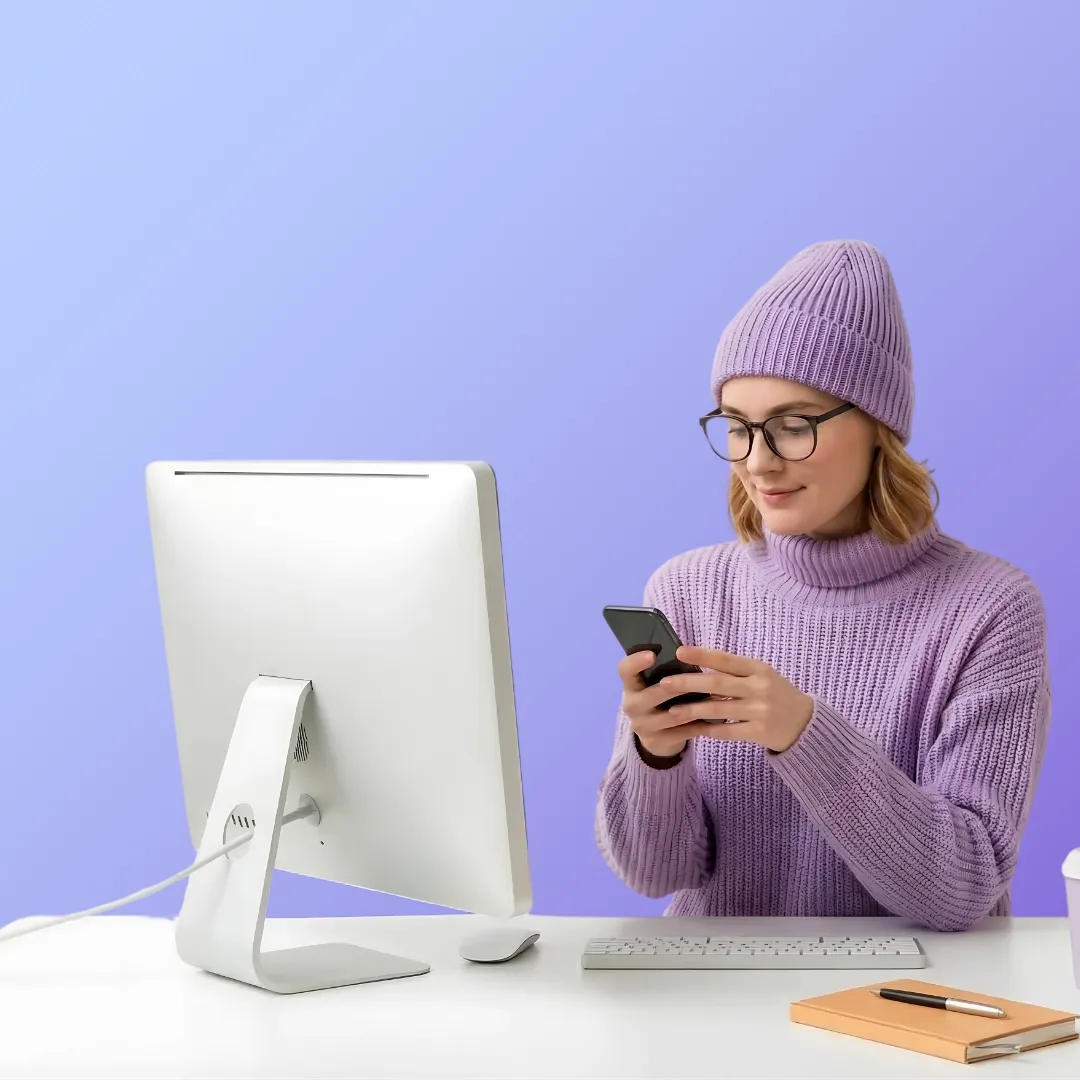 Esempio di starter kit grafico per startup: una ragazza al computer che consulta i servizi di branding e design di Illustrawaves Verona.